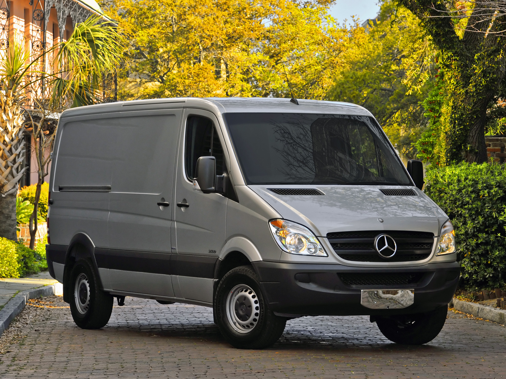 Комплектация Mercedes-Benz Sprinter Fourgon (Мерседес Бенц Спринтер фургон)  Базовая 519 CDI AT L2H2. Купить в Серпухове. Технические характеристики и  цена